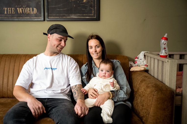 Bonito en Jennifer Dik met Vajén op schoot. Hun derde dochter werd tien maanden geleden veel te vroeg geboren, nadat bij haar moeder hartfalen was geconstateerd.  Beeld Frank de Roo