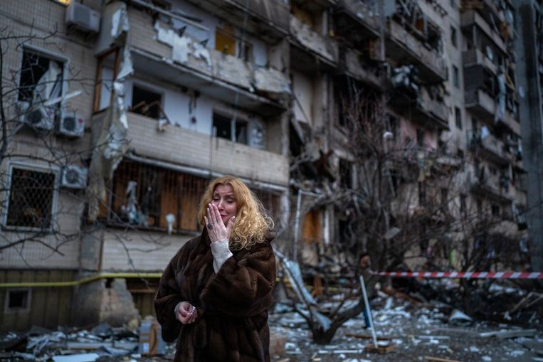 De Oekraïense Natali Sevriukova bij haar flat in Kiev, die is getroffen bij een Russische raketaanval. Beeld AP