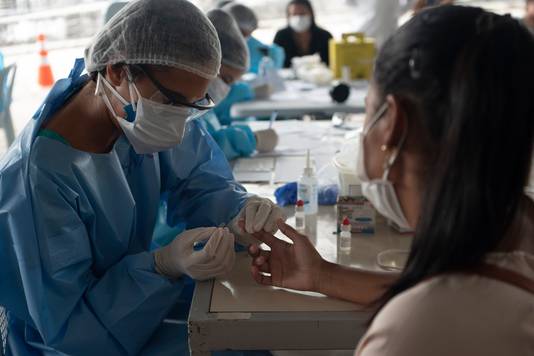 Artsen nemen coronatests af in een ziekenhuis in Rio de Janeiro.