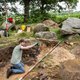 Verboden te graven, maar nu even niet: deze archeoloog mag bij hoge uitzondering speuren naar sporen rond hunebedden