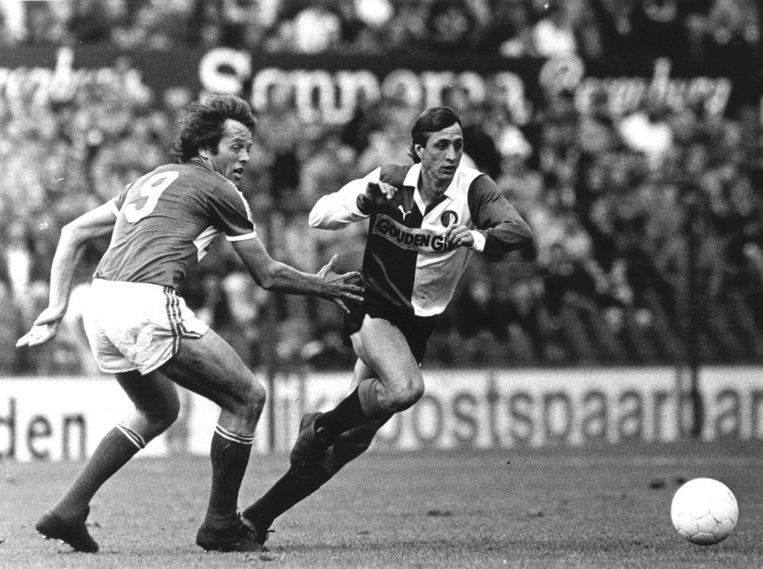 Johan Cruijff (r) tijdens een duel met Arie Haan in 1983. Beeld anp
