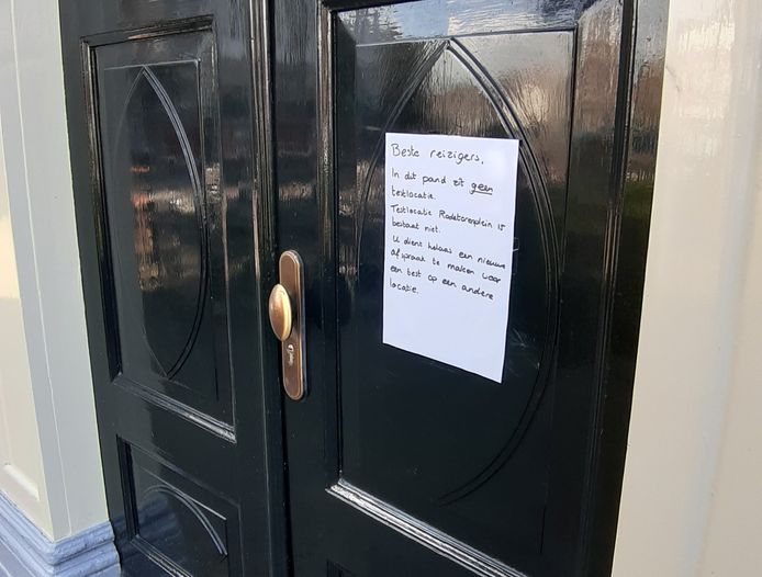 Een briefje op de deur maakt duidelijk dat hier geen teststraat is.