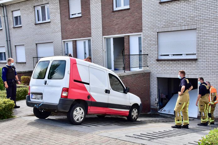 De Citroën Berlingo begon om nog onbekende reden naar beneden te bollen en botste daar tegen de muur en de garagepoort, langs de Mandenmakersstraat in Bellegem.