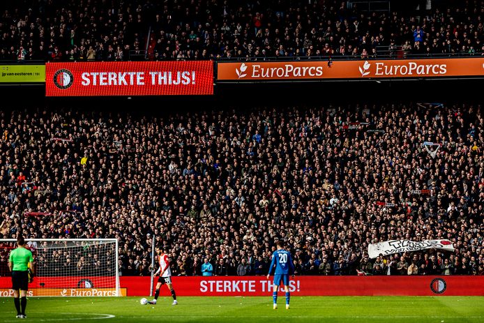 De Kuip steekt Thijs Slegers een hart onder de riem.