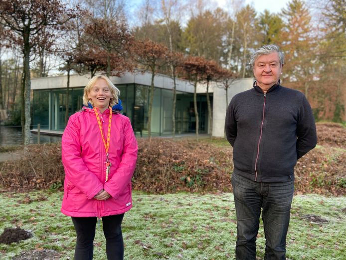 Links: bewoner Shauni, rechts: Patrick Verheyen, verantwoordelijke voor vervoer op Monnikenheide