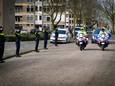 Agenten vormden een lange erehaag op straat.