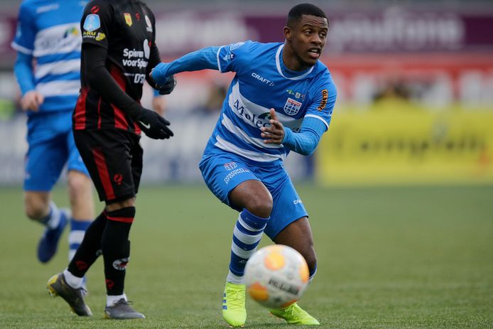 Kenneth Paal namens PEC Zwolle in actie tegen Excelsior.