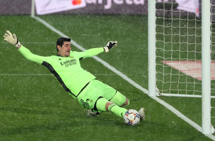 La seule frayeur de l'après-midi pour Thibaut Courtois: une passe en retrait mal négocié et un sauvetage sur la ligne.