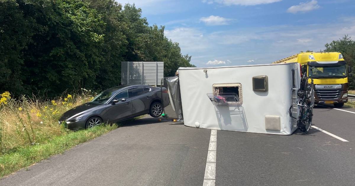 Caravan gekanteld op A73 in Grubbenvorst
