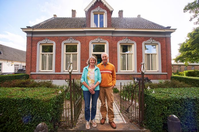 Hedwig Schouten en Richard Peelen voor hun monumentale woning tegenover de kerk in Geffen.