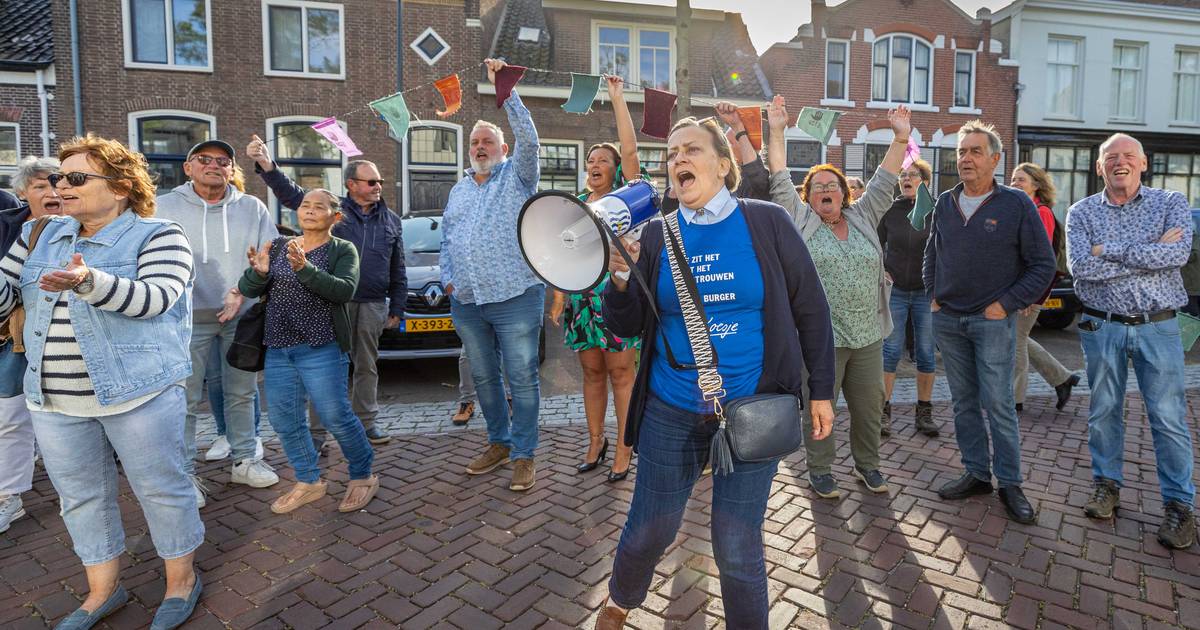 Protestroep voor gemeentehuis Wissenkerke als laatste protestactie tegen Roompot Beach Resort