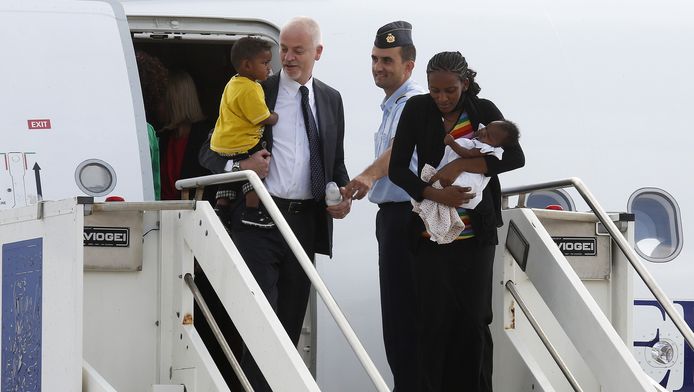 Meriam Yahya Ibrahim Ishaq uit Soedan met één van haar kinderen en Lapo Pistelli, de Italiaanse viceminister van Buitenlandse Zaken.