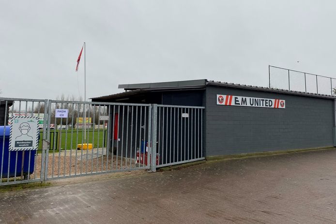 De gemeente Erpe-Mere hoopt dat de verkoop van het voetbalplein van EM United, voorheen KRC Bambrugge, 1 miljoen euro oplevert.