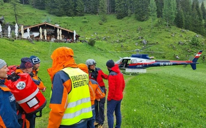 Penyelamat gunung dan anggota tim helikopter polisi.