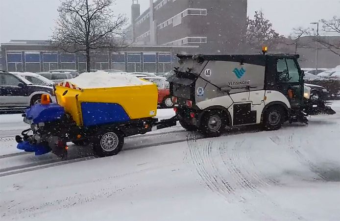 Een strooiwagen van de gemeente Vlissingen trekt er op uit.