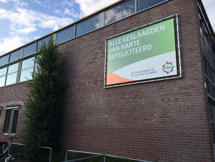 Het Assink feliciteert geslaagde leerlingen, maar geeft verkeerde diploma's uit.