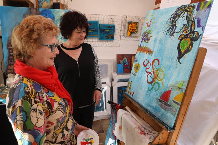 Kunstenares Sia Braakman (rechts) bewondert samen met Riet de Sutter het gemeenschappelijke schilderij