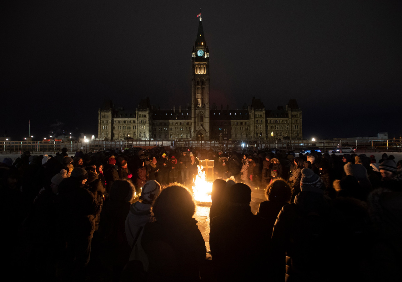 Honderden mensen hielden herdenkingsbijeenkomsten in de steden Montreal, Ottawa en Toronto.