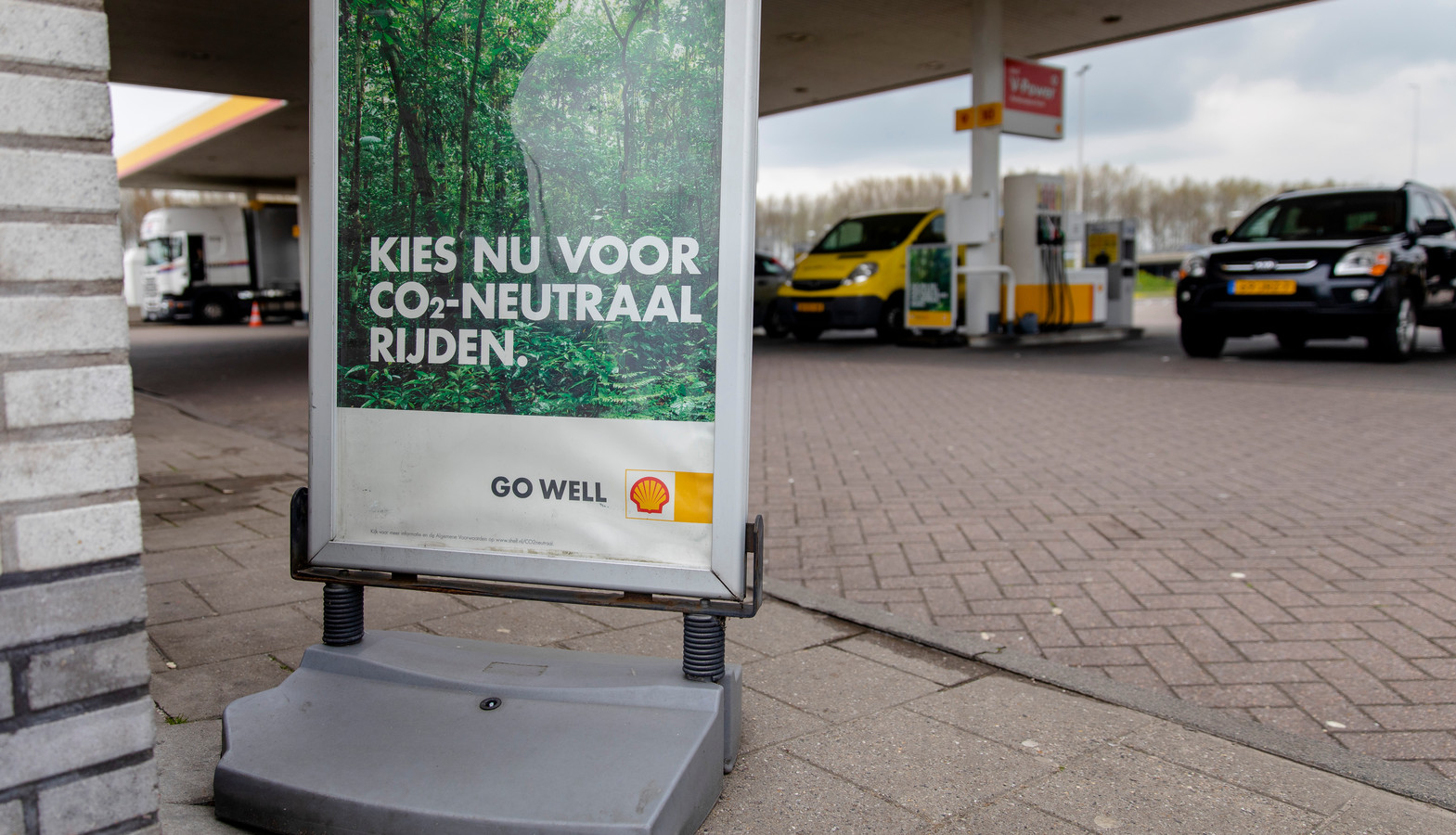 DEN HOORN - Banners en flyers bij een Shell station. Klanten van Shell kunnen kiezen voor extra CO2-compensatie bij een tankbeurt bij tankstations in Nederland. Dit kunnen ze doen door 1 cent extra per liter te betalen voor het gebruik van benzine, diesel of LPG. ANP BART MAAT