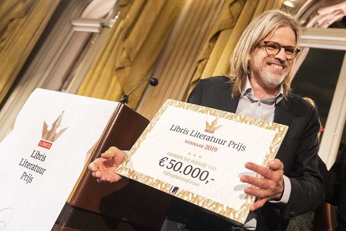 Rob van Essen wint met zijn boek De Goede Zoon de Libris Literatuur Prijs 2019.