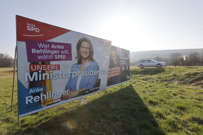 Campagneposters van Anke Rehlinger (L) van de SPD, en Tobias Hans (R) van de CDU langs een weg in Wadern.