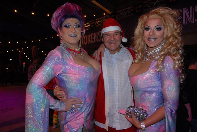 Kerstman Geert Rosema wordt geflankeerd door Fannie Fabulous en Glennis Glamour.