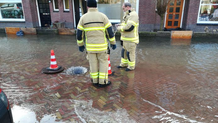De brandweer is inmiddels ter plekke in de Koningin Emmastraat in Gorinchem.