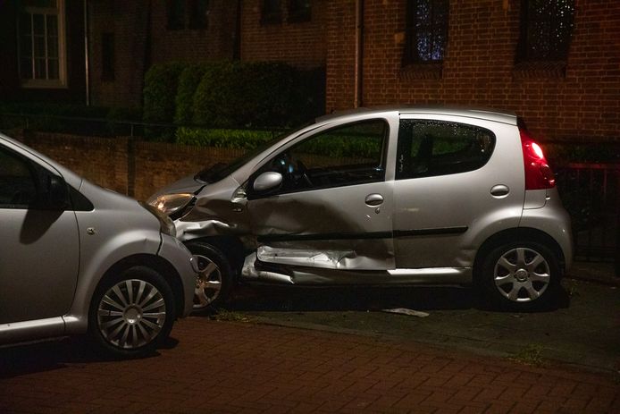 Een vrouw is in de nacht van zondag op maandag gewond geraakt bij een botsing tussen twee auto’s in Roosendaal.