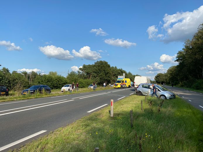Vijf auto's botsten maandagmiddag tegen elkaar op de N35 bij Haarle.