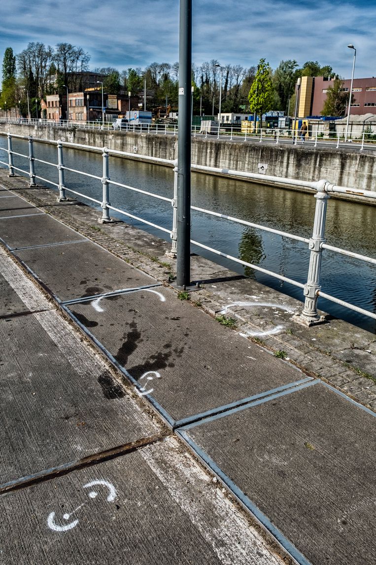 Witte markeringen getrokken door een verkeersexpert op het nog bebloede asfalt aan de Nijverheids­kaai in Brussel moet de politie meer inzicht geven over het ongeluk.
 Beeld Tim Dirven