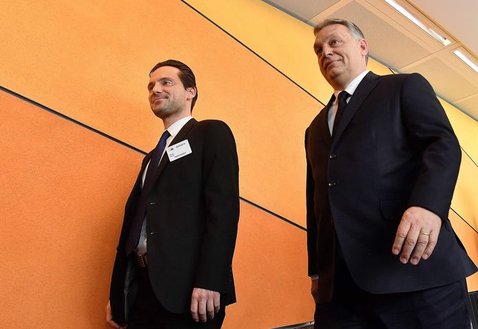 Viktor Orban (rechts) bij zijn aankomst in het Europees Parlement.