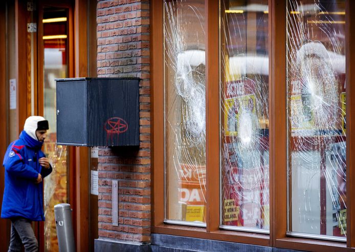 Vernielde ruiten van een winkel in Rotterdam, een dag na de rellen daar. Ook in ons land zijn handelaars angstig voor wat er te gebeuren staat.
