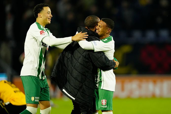 Sergio Tremour (rechts) wordt bejubeld nadat hij FC Dordrecht in Breda tegen NAC aan de zege heeft geholpen.
