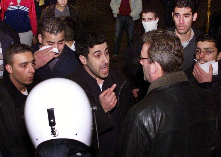Luc Lamine oog in oog met Abou Jahjah tijdens de rellen op de Turnhoutsebaan in Borgerhout (2002). Beeld PHOTO_NEWS