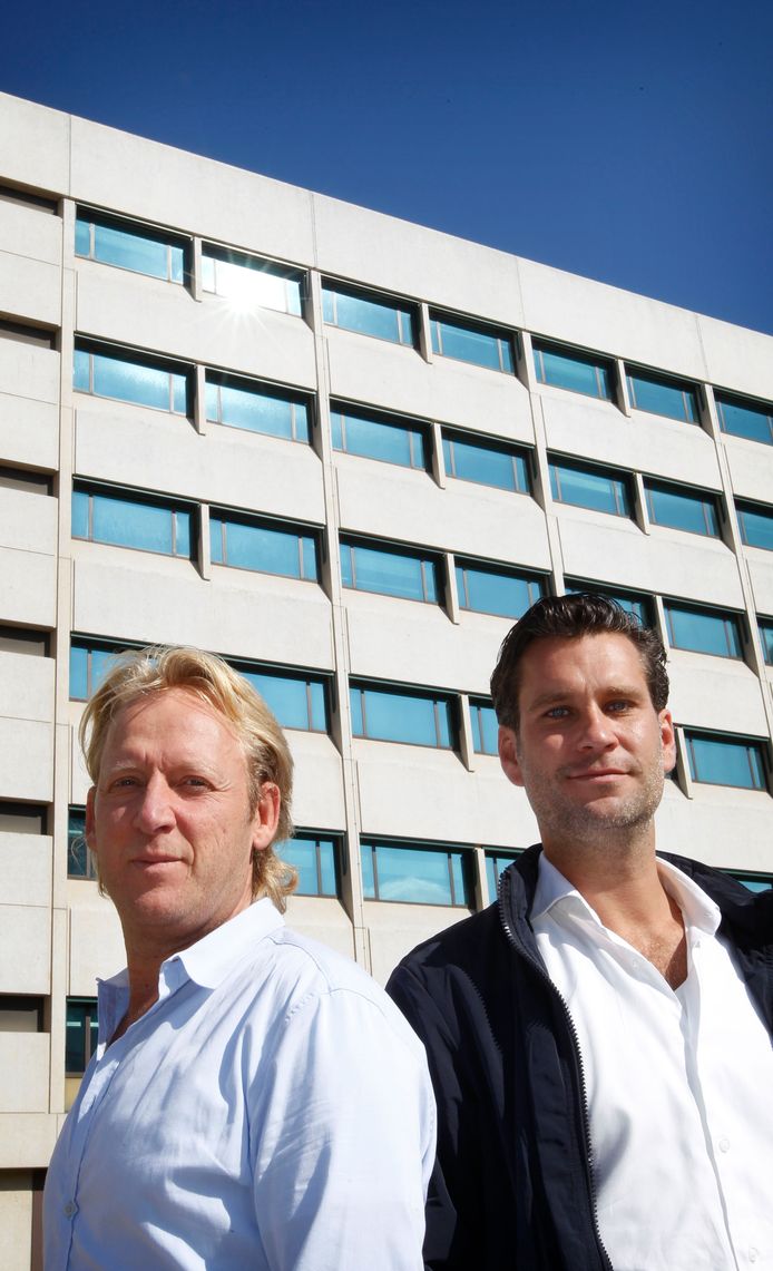 Marc Reijs en Lee Foolen (rechts) bij hun project Philips Lighting (voor de transformatie).