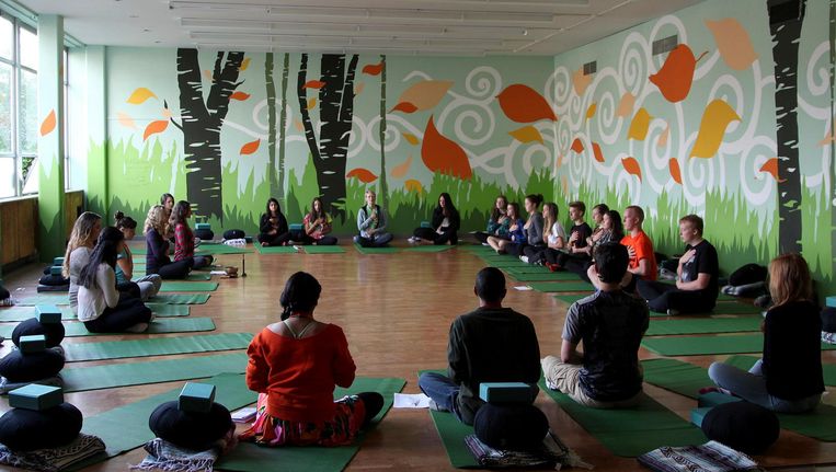 Studenten mediteren tijdens een mindfulness training Beeld ap