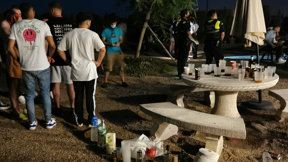 La police vérifie les participants à la fête.