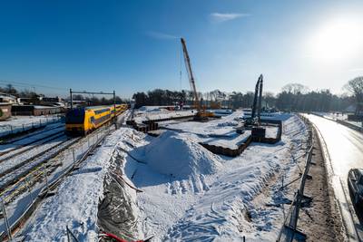 Onderdoorgang wordt opgebouwd naast het spoor bij Rijen: ‘Die duwen we straks op zijn plek’