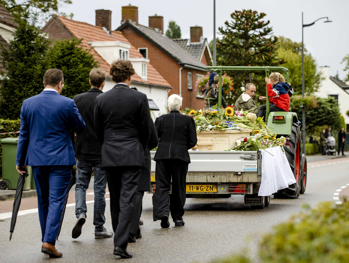Verkeersdrama Oud Gastel indrukwekkende stoet voor omgekomen gezin