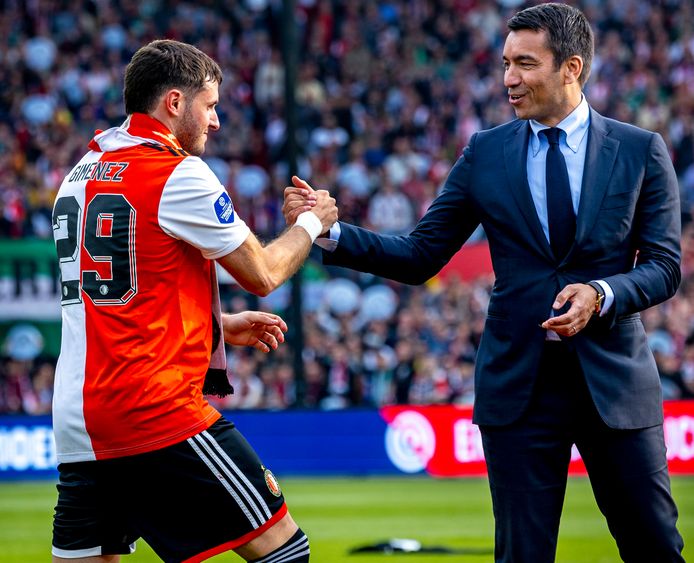 Santiago Giménez krijgt in 2023 de felicitaties van Giovanni van Bronckhorst na de titel voor Feyenoord.
