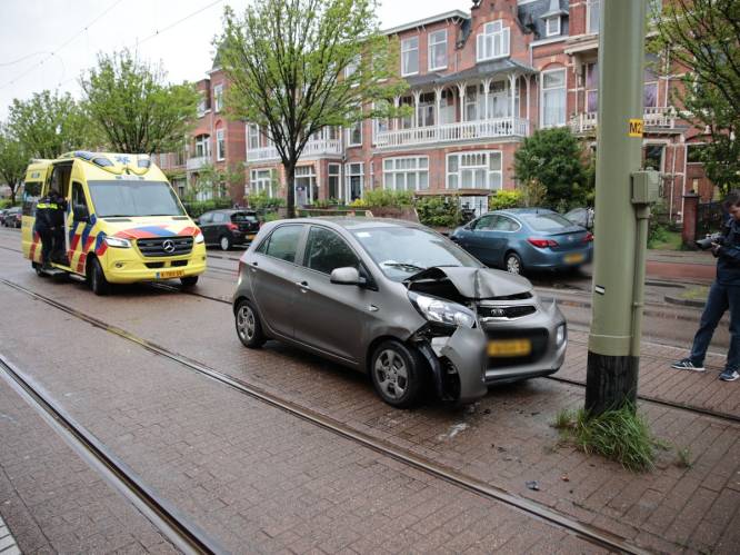 Auto beschadigd na botsing met bovenleiding in Den Haag