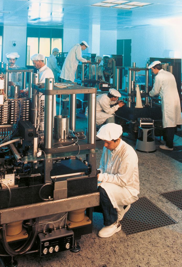 Beeld uit de cleanroom kort na de oprichting van ASML.