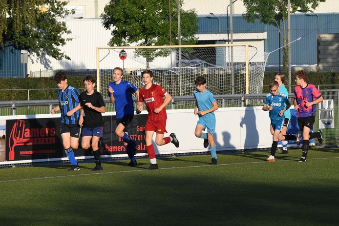 Trainende jeugd bij voetbalclub GSBW.