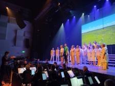 Theatershow Urgent?! is een wervelend en indrukwekkend spektakel met een steeds wisselende sfeer