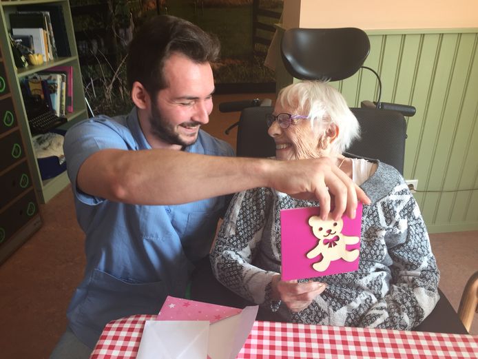 Mevrouw Maasmans is blij met de post die zij dagelijks krijgt van kinderen. Verzorger Michel van der Ouderaa geniet mee in verpleeghuis Cederhof in Kapelle.