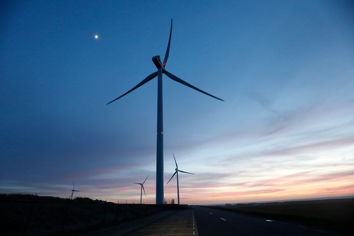 2019-02-12 18:27:09 ROTTERDAM - Windmolens bij windpark Slufterdam. De oude windmolens zijn vervangen door veertien moderne, efficientere windmolens die genoeg stroom opwekken om jaarlijks circa 50.000 huishoudens van duurzame energie te voorzien. ANP BAS CZERWINSKI