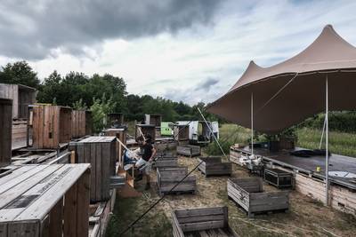 Koos uit Groessen is het stilzitten beu en bouwt mini-theater in boomgaard