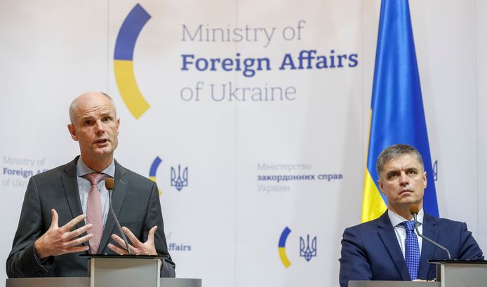 Minister Stef Blok geeft samen met zijn Oekraïense ambtsgenoot Vadym Prystaiko een persconferentie