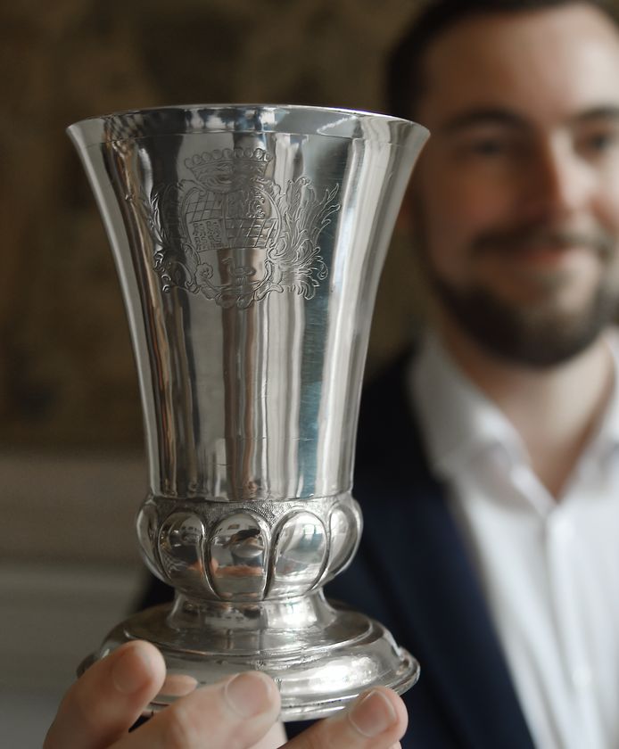 De zilveren avondmaalsbeker op op de hand van de zilver- en juwelenspecialist Robin Peters.