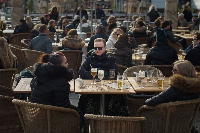 Op de terrassen in Stockholm wordt ‘social distancing’ voorzichtig nagevolgd.